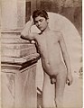 0160 recto. Ragazzo nudo accanto a colonna. / Naked boy near a column.