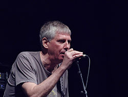 Greg Ginn se apresentando com o Black Flag em 2013