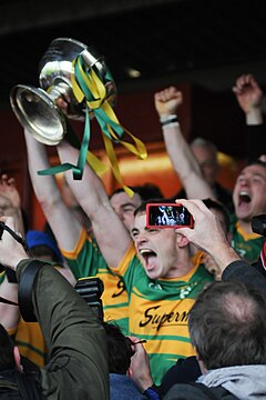 Greg Lally lifts Tom Callanan Cup.jpg