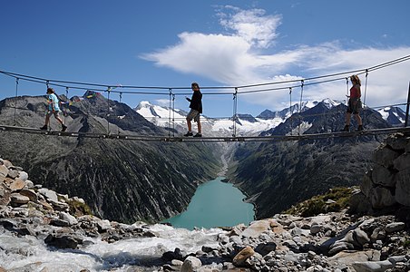 Drahtsteg Hängebrücke am Berliner Höhenweg Nr.526 in den Zillertaler Alpen auf einer Höhe von 2413 Metern. Ihn erreicht man zu Fuß in 5 Minuten von der Olpererhütte. Im Tal liegt der Schlegeisspeicher.