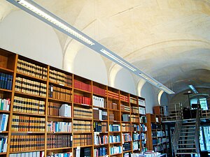 La bibliothèque dans les anciennes écuries.