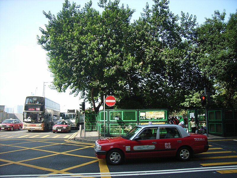 File:HK Causeway Bay Victoria Park Tung Lo Wan Garden Gloucester Road 2.jpg