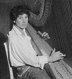 Descrição da imagem Harpo Marx tocando harpa (cortada) .jpeg.