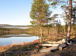 بحيرة Harrijärvi في منتزه Urho Kekkonen الوطني