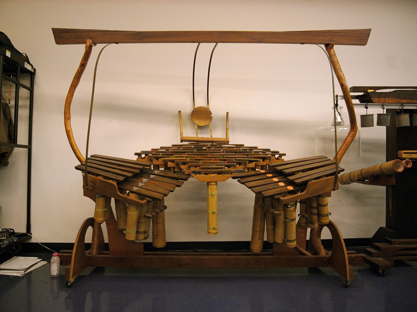  Quadrangularus Reversum, ein von Harry Partch 1965 entwickeltes mikrotonales Xylophon mit Holzplatten und Bambusresonatoren, ähnlich einem Marimbaphon