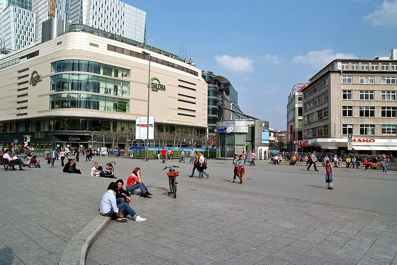 File:Hauptwache Kaufhof Verkehrsinsel Zeil.jpg