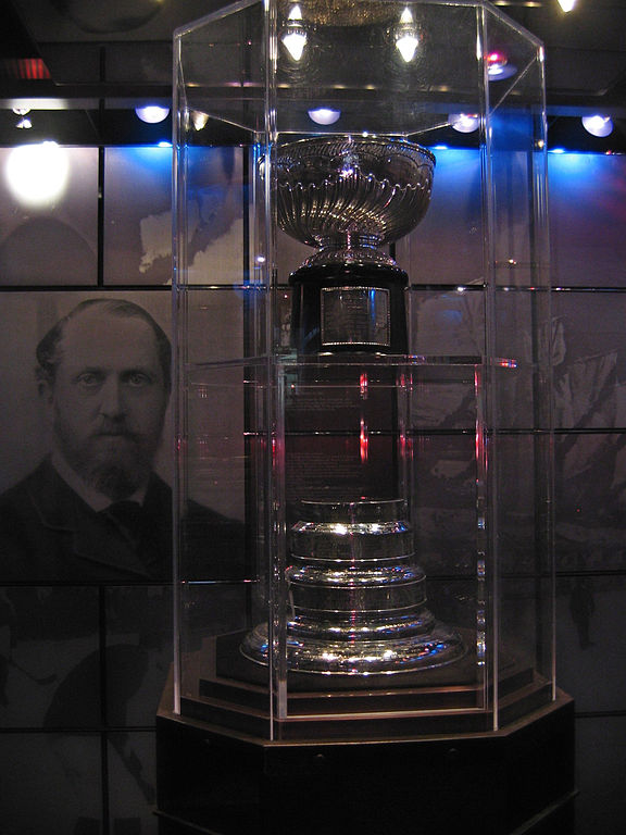 https://upload.wikimedia.org/wikipedia/commons/thumb/1/1a/Hhof_original_stanley_cup.jpg/576px-Hhof_original_stanley_cup.jpg
