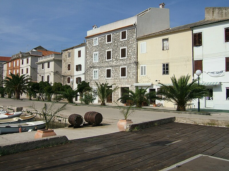 File:Houses in the port town of Pag.jpg