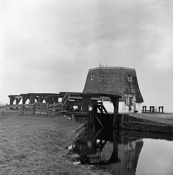 File:Houten Verlaat tussen Zoeterwoude en Benthuizen, afgeknotte molen van de Palensteinsche polder (verlaat gesloopt ca. 1960) - Zoeterwoude - 20224976 - RCE.jpg