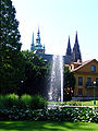 Pohled na fontánu u Prezidentského domku a na katedrálu sv. Víta
