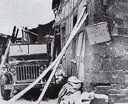 רכב של בעלות הברית ליד מלון הירטגן