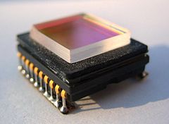 capteur CCD muni d'un filtre passe-bas destiné à éliminer l'infrarouge