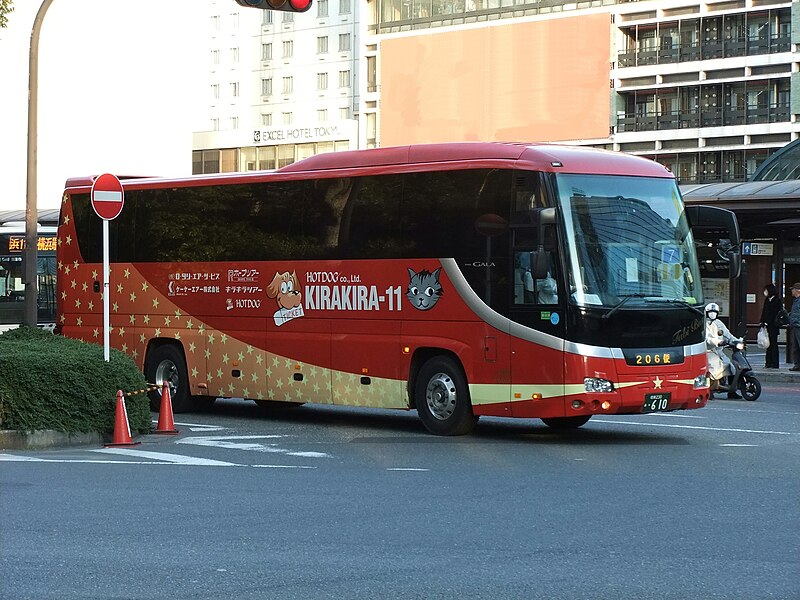 File:ISUZU GALA, Kirakira-11, Coach Number 206, Front Perspective View.jpg