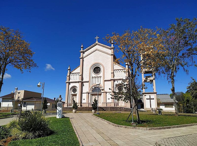 File:Igreja Matriz do município Ipê.jpg