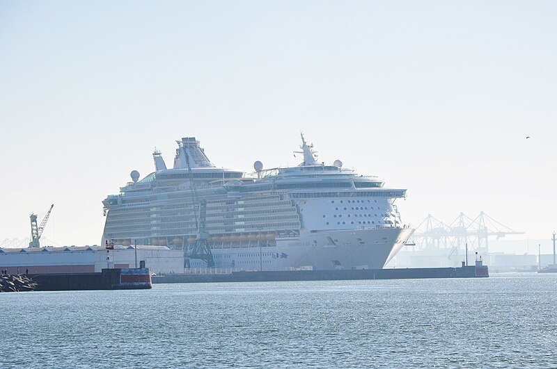 File:Independance of the seas in Le Havre 2014.jpg