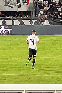 Jakub Kiwior spelar för Spezia Calcio mot US Sassuolo Calcio i augusti 2022.