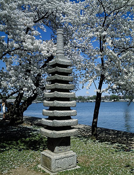 Japanese lantern on the Potomac River Tidal Basin 16055v.jpg