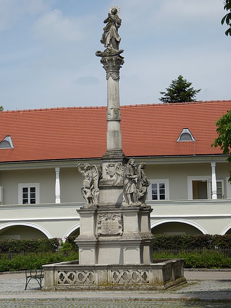 File:Judenau Mariensäule01.jpg