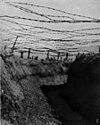 Rozciągnięty drut kolczasty nad okopem żołnierzy francuskich w okolicach Saint-Thomas-en-Argonne(1917)
