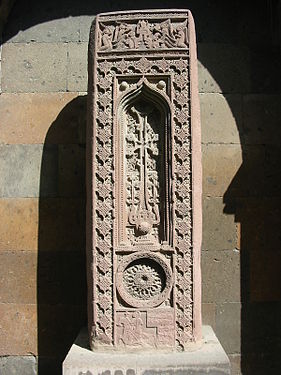 Khatchkar « du baron Yovhannès »[52] de Djoulfa, sculpté en 1602 par Grigor, préservé à Etchmiadzin[53],[Ic. 22].