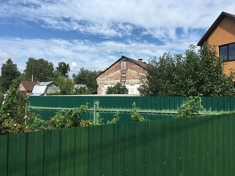 File:Kiovo estate Church wing.jpg