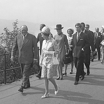 1969年8月のノルウェー訪問時、ベルゲンにて国王オーラヴ5世（左端）とともに。後方にチャールズ王太子も。