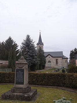 Dorpskerk, op de voorgrond, oorlogsmonument