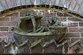 Deutsch: Bauschmuck von Richard Küohl an der Krugkoppelbrücke in Hamburg: Klinkerrelief Liebespaar im Boot auf Zackenwellen am Treppenabgang der Seite zum Alsterkanal. This is a photograph of an architectural monument. It is on the list of cultural monuments of Hamburg, no. 19579.