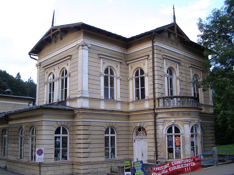 File:Krynica-Zdroj budynek.jpg