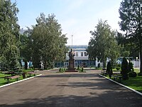 Сквер у проходной завода с памятником И. Красюку