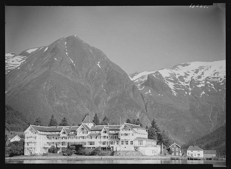 File:Kvikne turisthotell, Balestrand - no-nb digifoto 20151116 00179 NB MIT FNR 13009.jpg