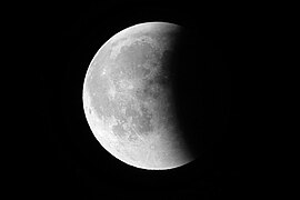 La phase finale de l'éclipse au-dessus de Concoret en Bretagne à 23:53 UTC.