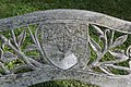 Detail Clam-Gallasovského erbu na opěradle lavičky v lázeňském parku v Lázních Libverdě.