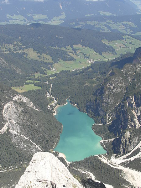 File:Lago di Braies dalla Croda del Becco.JPG