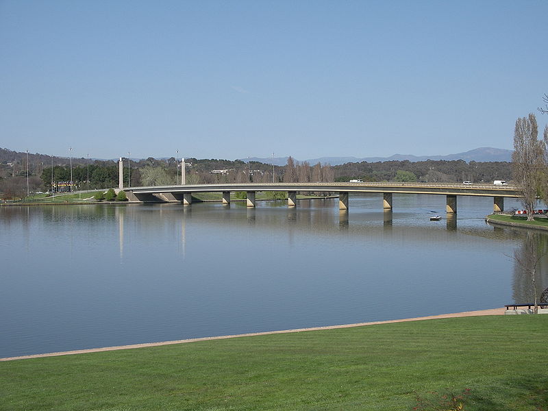 File:Lake Burley Griffin and Comm Ave Bridge.JPG