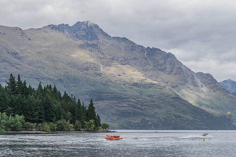 File:Lake Wakatipu 23.jpg