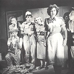 להקת פיקוד צפון בתוכניתם הראשונה "גלגוליו של מוישה ונטילטור" משנת 1955. יעקב בודו כורע על ברכיו משמאל.