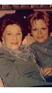 Libertad Lamarque junto a su ayudante, Irene López, el 24 de noviembre de 2000.