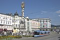 Linzin pääaukio (Hauptplatz), jossa raitiovaunulinja 1 ja monumentti Dreifaltigkeitssäule