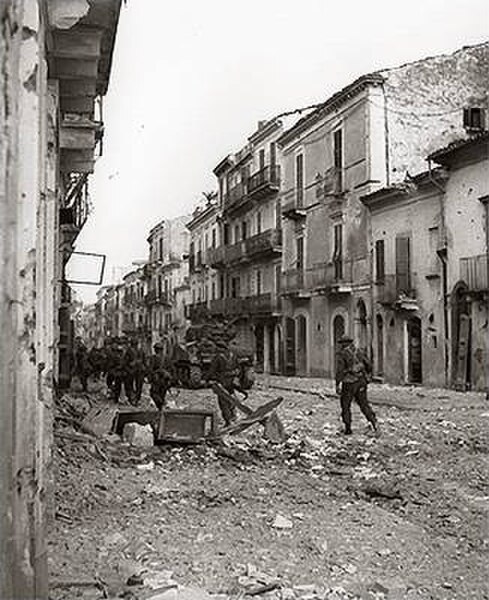 Infantrymen of the Loyal Edmonton Regiment and tanks from the Three Rivers Regiment during the Battle for Ortona, December 1943.