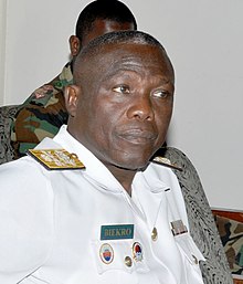 Подполковник Дейвид Баноенума Бангсиибу, изпълняващ длъжността директор на религиозните въпроси, Въоръжените сили на Гана (вляво) и комодор Джефри Мауле Биекро (изрязан) .jpg