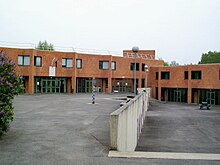 Le lycée Gérard-de-Nerval, place de l'Europe. Le collège Anna-de-Noailles se trouve juste à côté.
