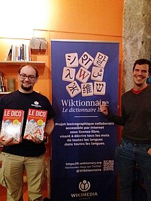 Deux exemplaires du dictionnaire Le Dico, présentés par deux contributeurs du Wiktionnaire francophone. (source: https://w.wiki/4MNo)