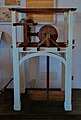 Macina mossa dallo stesso sistema utilizzato per azionare la macchina di sollevamento di Leonardo da Vinci in una mostra su Leonardo da Vinci al Mulino di Mora Bassa - Morabassa (II).jpg