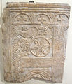 Maestranza lucchese di cultura longobarda, lastra framm. con croce, colomba e decoraz. stilizz, 700-750 ca., da ss. giov e reparata, lu.JPG