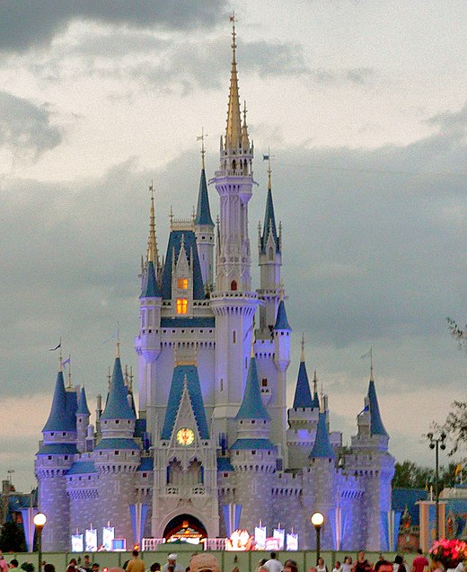 Cinderella Castle in het Magic Kingdom-park in Florida. Het is door de jaren heen centraal komen te staan voor de themaparken en voor de merknaam Disneyland