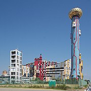 大阪広域環境施設組合舞洲工場もフンデルトヴァッサーの作品[9][10]。
