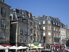 Maisons et restaurants du quai Henri-IV.