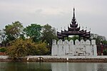 Tembok dan benteng pertahanan Istana Mandalay