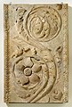 Kepingan ukir batu beragam hias bunga dari Romawi abad ke-1